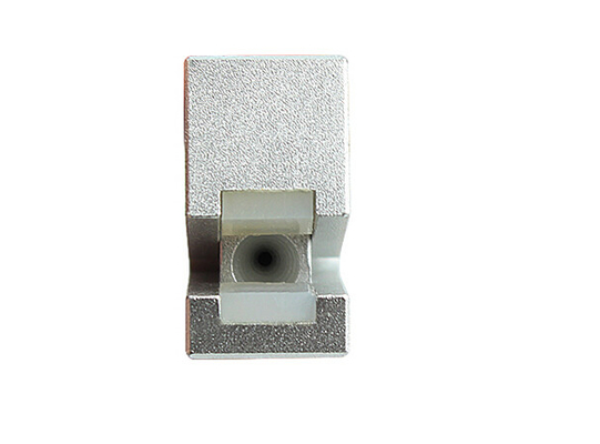 SCの金属の正方形の銀色の裸の光ファイバーのアダプター、光ファイバ ケーブルのアダプター